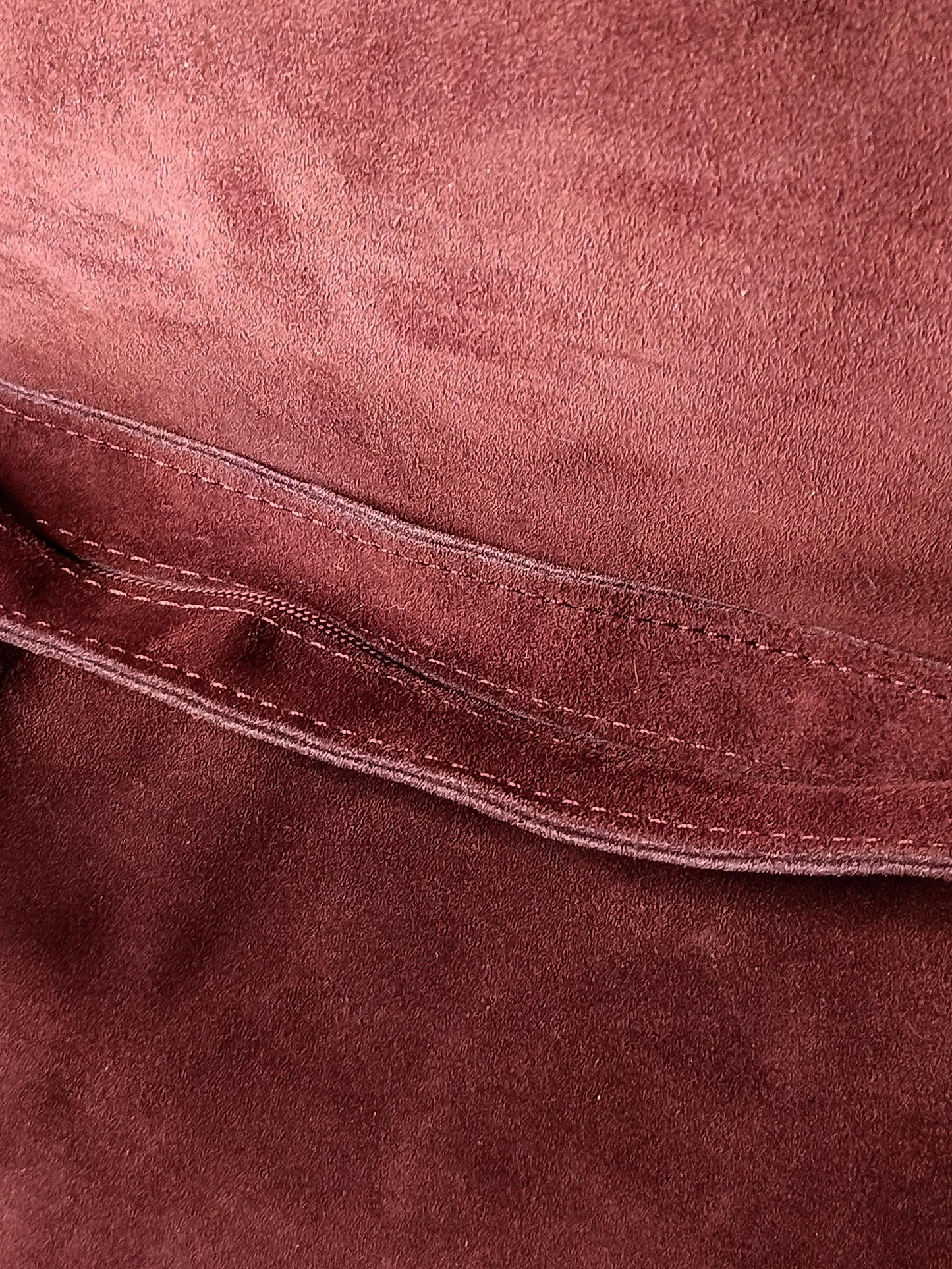 Made of real suede leather. It is a designer product.