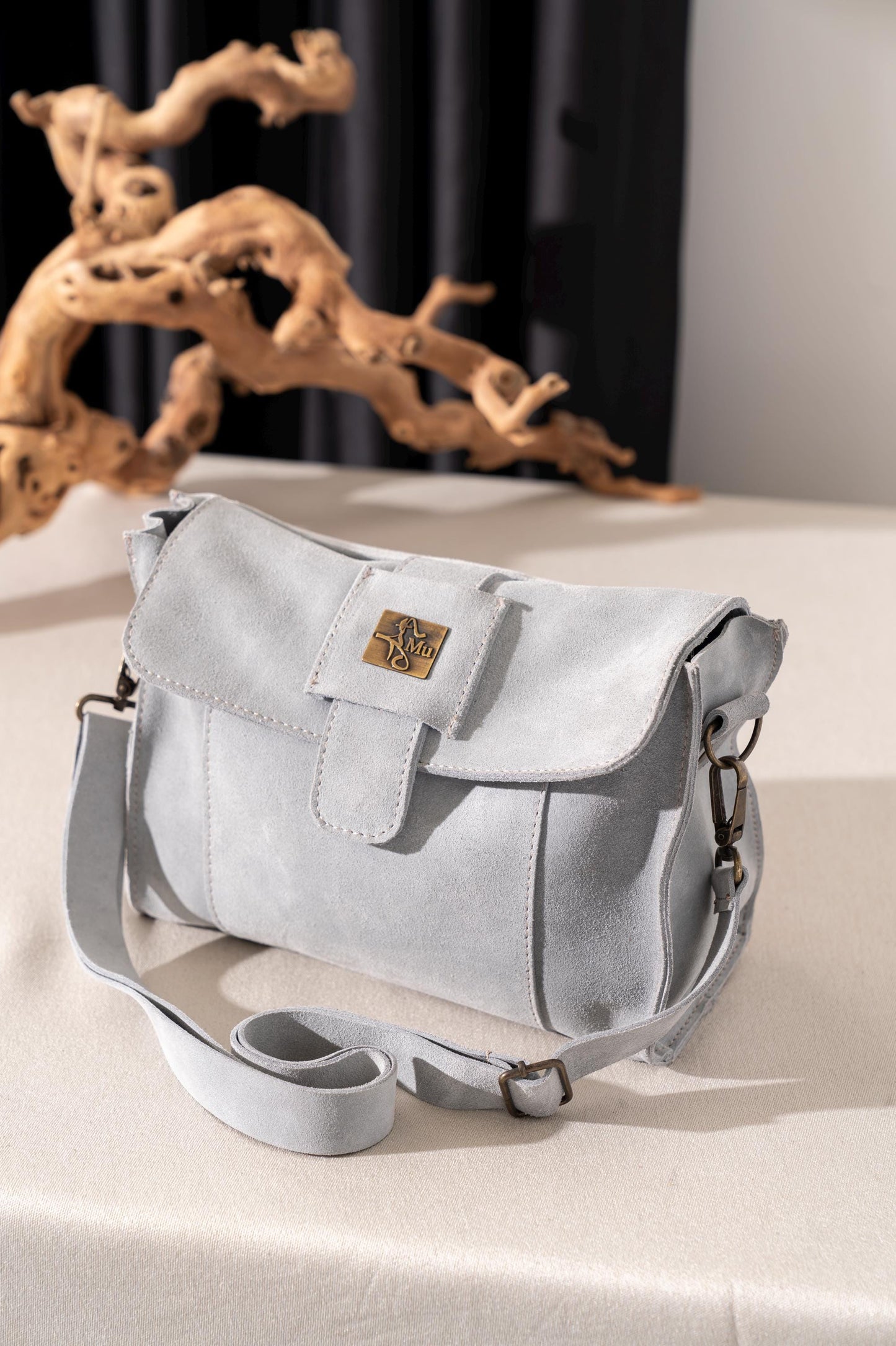The product is made of genuine leather.Name kephren .Shoulder bag