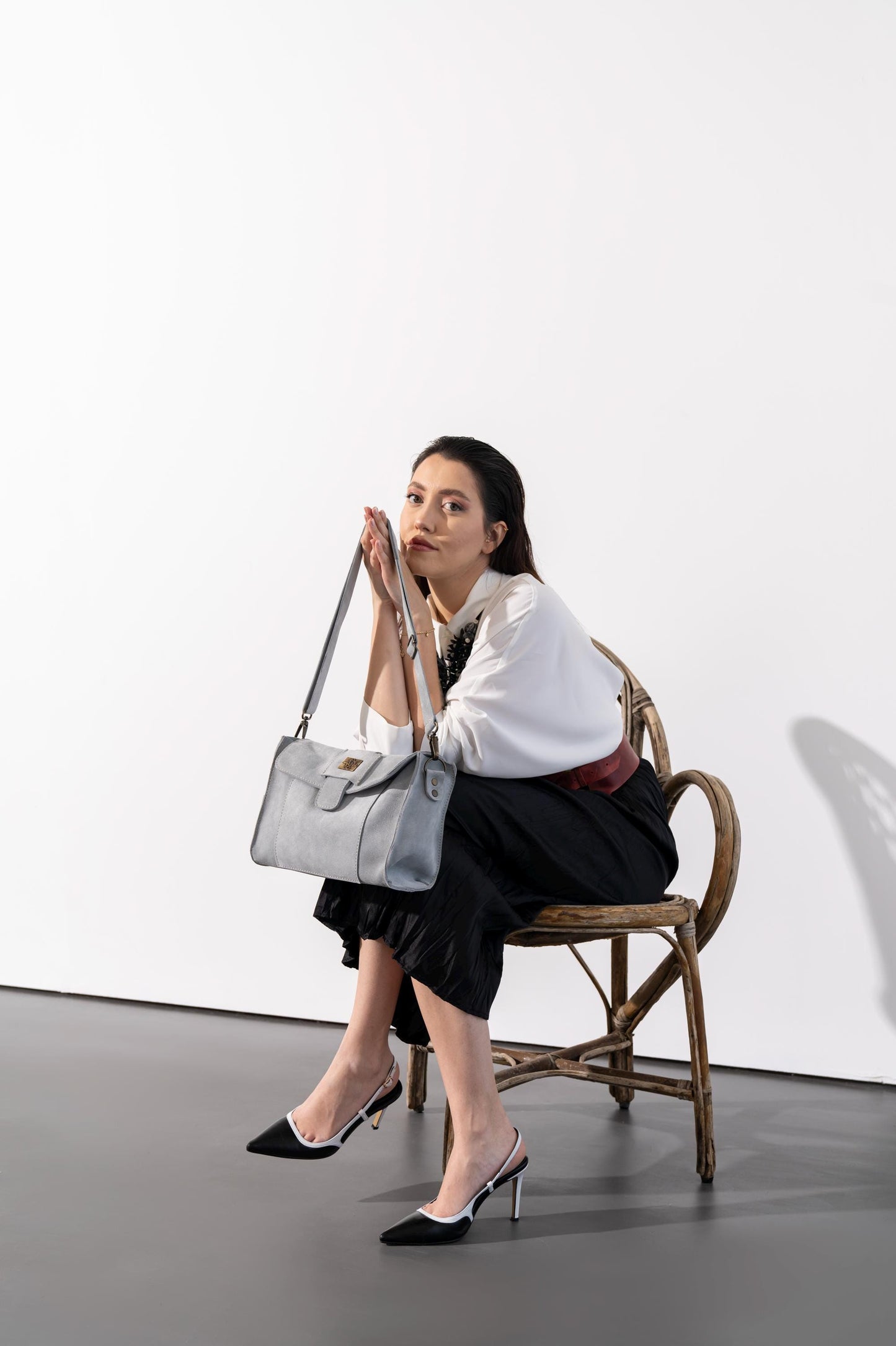 The product is made of genuine leather.Name kephren .Shoulder bag